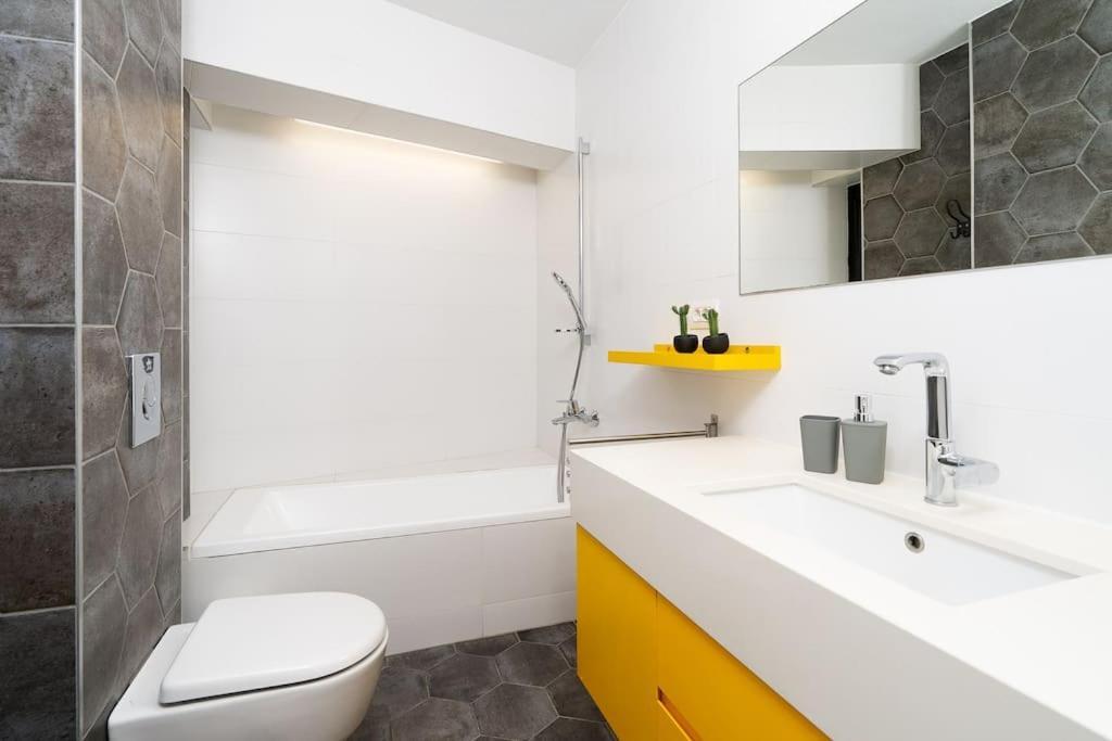 Apartment Central, Parking, Play Area, 1km To The Sea