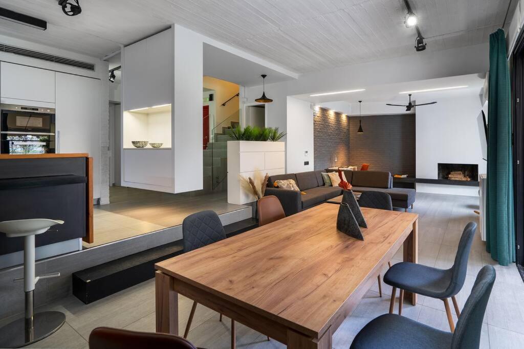 Central, Parking, Play Area, 1km To The Sea